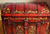 Ideas To Decorate Your House With Vintage Chests And Trunks 02
