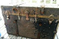 Ideas To Decorate Your House With Vintage Chests And Trunks 17