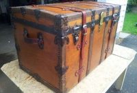 Ideas To Decorate Your House With Vintage Chests And Trunks 34