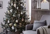 Creative Scandinavian Christmas Tree Decor Ideas 22