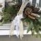 Inspiring Farmhouse Christmas Porch Decoration Ideas 05