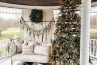 Inspiring Farmhouse Christmas Porch Decoration Ideas 17