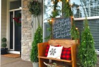 Inspiring Farmhouse Christmas Porch Decoration Ideas 18