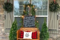 Inspiring Farmhouse Christmas Porch Decoration Ideas 30