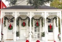 Inspiring Farmhouse Christmas Porch Decoration Ideas 32