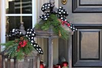 Inspiring Farmhouse Christmas Porch Decoration Ideas 36
