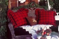 Inspiring Farmhouse Christmas Porch Decoration Ideas 39