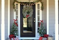 Inspiring Farmhouse Christmas Porch Decoration Ideas 41