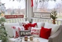Inspiring Farmhouse Christmas Porch Decoration Ideas 44