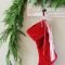 Lovely Red And Green Christmas Home Decor Ideas 37