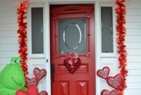 Unique Outdoor Valentine Decor Ideas 23