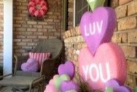 Unique Outdoor Valentine Decor Ideas 30