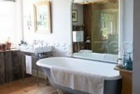 Comfy Farmhouse Wooden Bathroom Design Ideas 42