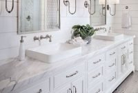 Comfy Farmhouse Wooden Bathroom Design Ideas 48