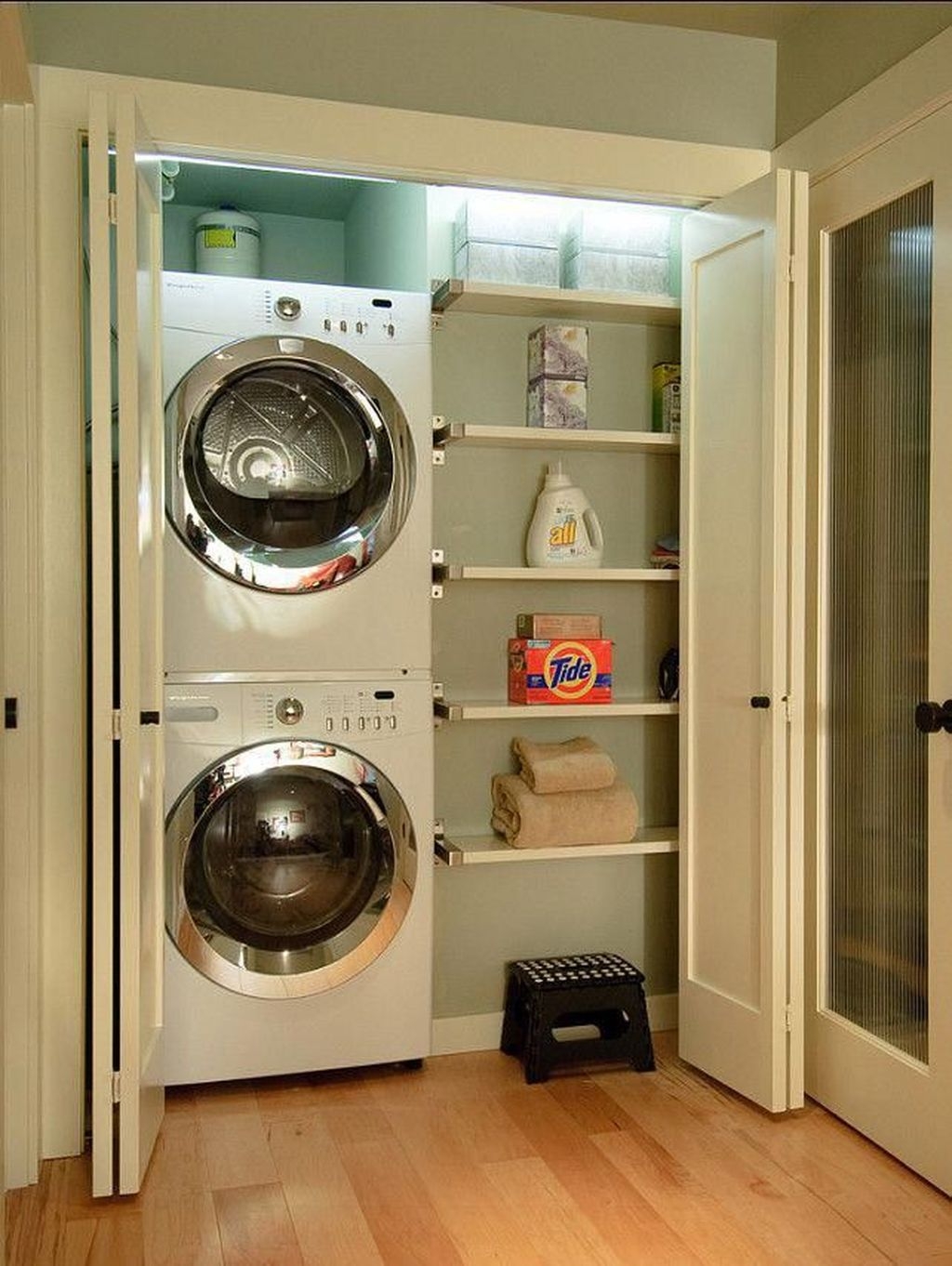 Laundry 1. Шкаф для стиральной машины. Стиралка в шкафу. Шкаф для стиралки и сушилки. Стиральная машина встроенная в шкаф.