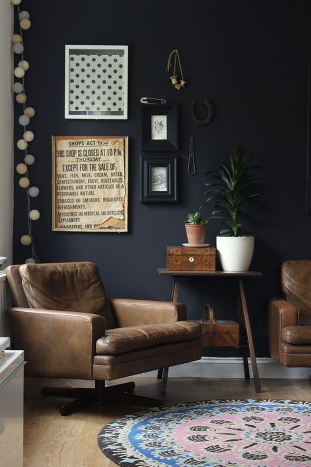 20+ Catchy Living Room Designs Ideas With Bold Black Furniture – TRENDECORS
