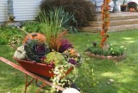 Incredible Autumn Decorating Ideas For Backyard 33