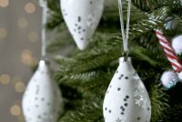 Best Home Decoration Ideas With Snowflakes And Baubles 13