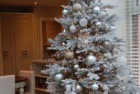 Best Home Decoration Ideas With Snowflakes And Baubles 21