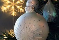 Best Home Decoration Ideas With Snowflakes And Baubles 24