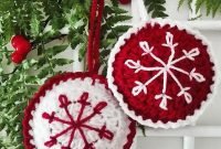 Best Home Decoration Ideas With Snowflakes And Baubles 33