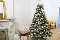 Best Home Decoration Ideas With Snowflakes And Baubles 36