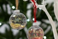 Best Home Decoration Ideas With Snowflakes And Baubles 50
