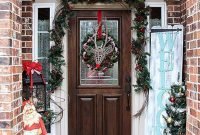 Adorable Front Door Christmas Decoration Ideas That Trend This Year 25