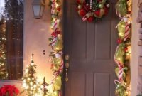 Adorable Front Door Christmas Decoration Ideas That Trend This Year 29
