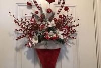 Adorable Front Door Christmas Decoration Ideas That Trend This Year 32