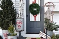 Awesome Christmas Farmhouse Porch Décor Ideas 12