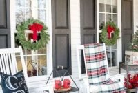 Awesome Christmas Farmhouse Porch Décor Ideas 14