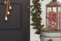 Awesome Christmas Farmhouse Porch Décor Ideas 15