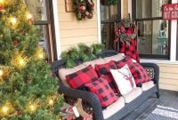 Awesome Christmas Farmhouse Porch Décor Ideas 17