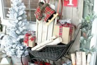 Awesome Christmas Farmhouse Porch Décor Ideas 20