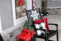 Awesome Christmas Farmhouse Porch Décor Ideas 21
