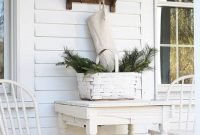 Awesome Christmas Farmhouse Porch Décor Ideas 22