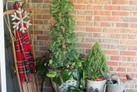 Awesome Christmas Farmhouse Porch Décor Ideas 26
