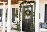 Awesome Christmas Farmhouse Porch Décor Ideas 28