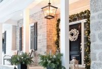 Awesome Christmas Farmhouse Porch Décor Ideas 31