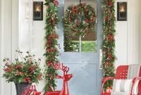 Awesome Christmas Farmhouse Porch Décor Ideas 34