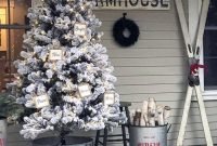 Awesome Christmas Farmhouse Porch Décor Ideas 41