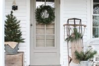 Awesome Christmas Farmhouse Porch Décor Ideas 43